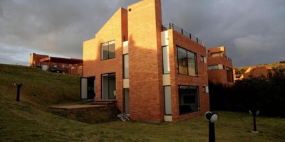 Descubre la elegancia y comodidad en esta exclusiva casa de 180 metros cuadrados. Con 3 habitaciones y 3 baños, este espacio ofrece amplitud y privacidad para tu familia. Además, cuenta con 4 parqueaderos para tu conveniencia y turco. Situado en una ubicación privilegiada, disfrutarás de vistas impresionantes y acceso a servicios de primera. Vive la experiencia de lujo y confort que mereces en este inmueble único. ¡No pierdas la oportunidad de hacerlo tuyo!