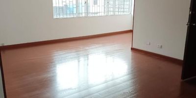 Hermosa oficina en Segundo piso cuenta con 1 habitación amplia, sala comedor amplio, un baño y cocina, pisos laminados, ubicada en el sector norte de Bogotá, con vías cercanas como la Autopista Norte, la Av 19, La Calle 161.