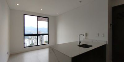Apartaestudio en Venta en Pinares Alto en unidad cerrada, cerca a supermercados de cadena, rutas de transporte público y servicios complementarios de la zona. Cuenta con salacomedor, una alcoba, pisos en porcelanato, un baño, cocina integral en mesón de Quartzone, zona de ropas, estufa y calentador a gas. La unidad posee de un parqueadero cubierto con cuarto útil, ascensor, piscina, gimnasio, salón comunal, sauna turco, parques infantiles y zonas verdes. Cuenta con portería, vigilancia las 24 Horas y circuito cerrado de TV. Inmuebles sujetos a verificación de disponibilidad. Arriendo Pinares Alto Pereira.