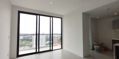 Apartamento en venta en Pinares Alto en unidad cerrada, cerca a supermercados de cadena, rutas de transporte público y servicios complementarios de la zona. Cuenta con salacomedor, tres alcobas, pisos en porcelanato, dos baños, cocina integral en mesón de Quartzone, zona de ropas, estufa y calentador a gas. La unidad posee de un parqueadero cubierto con cuarto útil, ascensor, piscina, gimnasio, salón comunal, sauna turco, parques infantiles y zonas verdes. Cuenta con portería, vigilancia las 24 Horas y circuito cerrado de TV. Inmuebles sujetos a verificación de disponibilidad. Venta Pinares Alto Pereira.