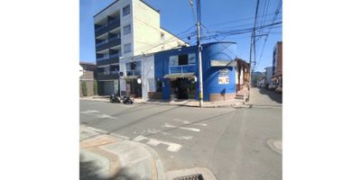 "Este excelente local de 35.80 m², estratégicamente ubicado en una zona privilegiada de La Ceja, Antioquia, presenta una oportunidad única gracias a su división en dos espacios independientes. Esta característica lo convierte en una inversión versátil ideal para quienes buscan maximizar su rentabilidad o establecer negocios complementarios en una ubicación de alto potencial."

El local cuenta con una área construida y privada de 35.80 M2, lo que garantiza un amplio espacio para distribuir y acomodar tu negocio de acuerdo a tus necesidades. Además, cuenta con 2 baños para mayor comodidad de tus clientes y empleados.

Las características internas de este local son ideales para un establecimiento comercial exitoso. Cuenta con los servicios básicos de agua, baño auxiliar y electricidad, lo que te permitirá ofrecer un ambiente cómodo y adecuado para tus clientes.

Pero eso no es todo, este local también cuenta con una ubicación estratégica en La Ceja. Con acceso pavimentado y cerca de centros comerciales, zonas residenciales y colegios/universidades, tu negocio tendrá una gran visibilidad y afluencia de clientes potenciales.

Además, la cercanía a parques y transporte público garantizan una excelente accesibilidad para tus clientes. Y al estar ubicado en una zona comercial y residencial, tendrás una amplia variedad de público objetivo para tu negocio.

No pierdas la oportunidad de tener tu propio local en una de las mejores zonas de La Ceja, con todas las comodidades y características necesarias para empezar tu emprendimiento o llevar tu negocio al siguiente nivel.

¡Contáctanos hoy mismo y agenda tu visita! ¡Este local puede ser el impulso que tu negocio necesita!
