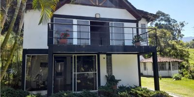 ¡Bienvenido al paraíso campestre en Envigado! Esta encantadora finca de dos pisos en venta ofrece una oportunidad única para aquellos que buscan escapar del ajetreo y el bullicio de la ciudad y disfrutar de la serenidad y la belleza natural del campo. Ubicada en Envigado, esta finca ofrece un oasis de tranquilidad con todas las comodidades modernas a tu alcance. El primer piso de la finca cuenta con espacios amplios y luminosos, incluyendo una acogedora sala de estar, una cocina totalmente equipada y un comedor para disfrutar de deliciosas comidas en compañía de familiares y amigos. tiene un área de 338m2 construidos y 4.578m2 de lote
