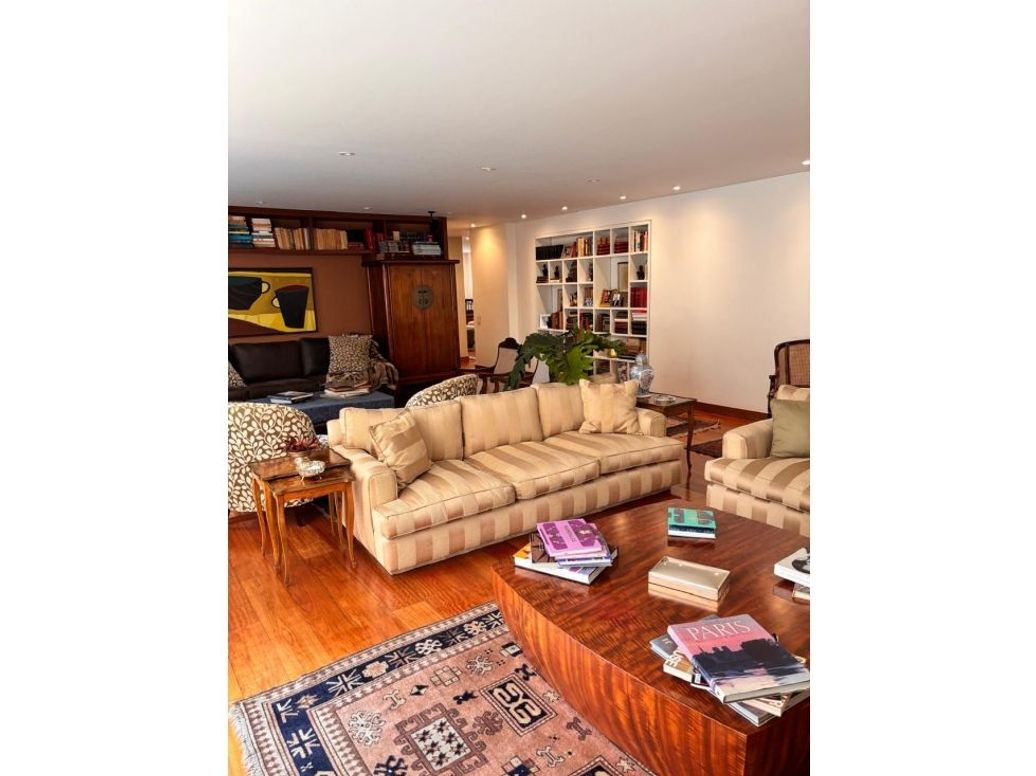 Apartamento de 2 alcobas en venta en Rosales Bajo, Bogotá, 240 m² · foto 2 de 15