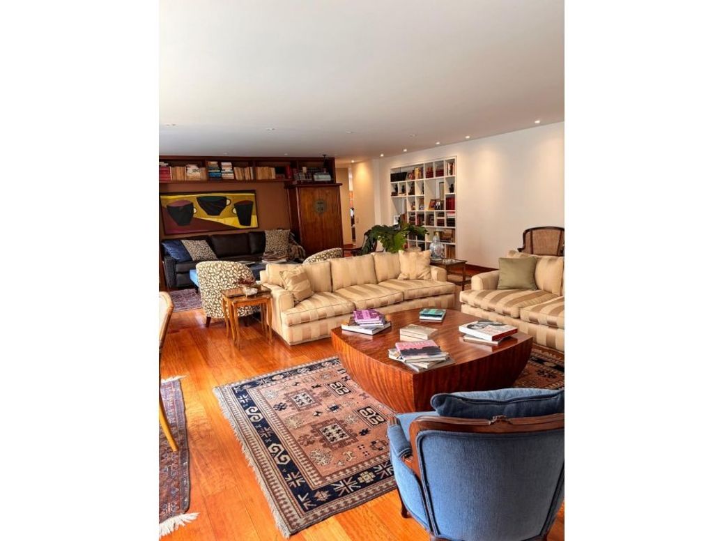 Apartamento de 2 alcobas en venta en Rosales Bajo, Bogotá, 240 m² · foto 3 de 15