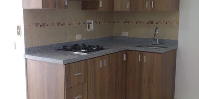 Te presentamos este agradable, tranquilo y amplio apartamento con sus 61 mt2  esta distribuido asi:  3 habitaciones con ventanas grandes que permiten que todo el apto se mantenga fresco e iluminado, 2 baños cabinados con buenos acabados, cocina integral abierta, zona de ropas y una amplia sala y comedor; el conjunto residencial cuenta con vigilancia las 24 horas del día, parque infantil, salón social y cancha. Buen transporte y cercano a la estación de metro de Itagüí  y a los municipios de la Estrella y Sabaneta. También cuenta con 2 salidas: Por el frente sale a la Autopista Sur y por atrás al barrio San José de Itagüí. Adicionalmente cuenta con derecho a un parqueadero común. Contactanos ahora mismo y conoce mas de este apartamento.