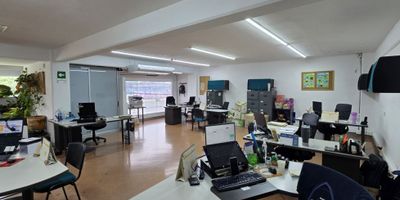 arriendo bodega ubicada en la aguacatala con aproximadamente 400mts, cuenta con excelentes espacios funcionales, ideal para almacenamiento, logística, distribución o actividades industriales livianas. doble altura, piso de alta resistencia, portón de acceso para vehículos de carga y área de oficina o administración.3 baños, cocina integral. para mayor información contactame: 
Asesora: yenny lopez                         cel: 3245627227 
CODIGO WASI: 9022634
