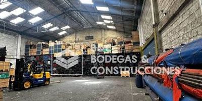 Excelente bodega con ubicación estratégica en sector comercial e industrial, cómodos y amplios accesos, con puerta tractomula, área de oficinas y y zonas comunes para esparcimiento, ideal para empresas en crecimiento, almacenamiento, producción, ingeniería y más.