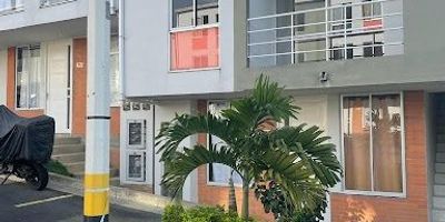 Se vende casa ubicada en el sector Las Violetas, dentro de conjunto cerrado, ideal para tu familia y tus mascotas. ¡Disfruta de la tranquilidad y seguridad que mereces! Características 3 acogedoras alcobas, 1 baño social, sala comedor amplia y luminosa, cocina funcional, zona de ropas independiente, parqueadero descubierto, antejardín, zona exclusiva para mascotas, conjunto cerrado con excelente ambiente familiar y zonas verdes. Muy cerca de colegios, transporte y zonas comerciales. Contáctanos y agenda tu visita hoy mismo. ¡No dejes pasar esta oportunidad!