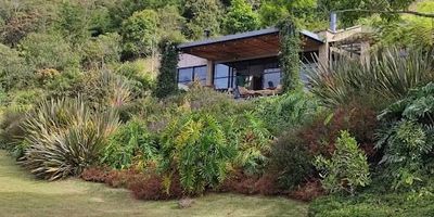 Se alquila hermosa finca en vereda alto del tambo la ceja, tiene un metraje de 130 metros construidos y un lote de 6.000 metros, cuenta con 2 habitaciones cada una con su baño y closet, sala, comedor, cocina amplia,vestier y mansarda ,Agua de fuente natural,Zona de ropas,Salón Comedor,chimenea, terraza,  fogata, zonas verdes y porteria electrica. 