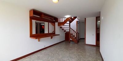 Apartamento dúplex ubicado en Envigado, en el barrio El Trianón, con amplios espacios. Dispone de 2 habitaciones con closet y un estudio en el segundo nivel como opción tercer habitación, baños cabinados, salacomedor, cocina integral cerrada, zona de ropas, terraza y 2 balcones, se encuentra en una zona residencial tranquila, cercano a colegios, supermercados y tiendas. Además, cuenta con buena ruta de transporte público en las cercanías.