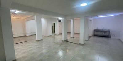 se arrienda local grande primer piso en belén, en zona comercial, cuenta con espacios muy amplios y una excelente iluminación, tiene una cocineta , y baños independientes para hombre y mujeres, cuenta también con un orinal independiente, y una poseta , tiene dos persianas lo cual hace que al abrir sea muy visto el local, cuenta con dos espacios para oficina, el local queda cerca a la clínica vida de belén la gloria por toda la 80.