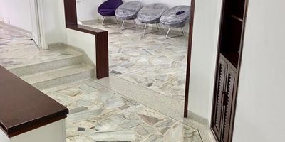 Excelente ubicación apartaestudio / oficina  en piso 2 , consta de cuarto con baño closet  aire acondicionado y  persianas , baño social  ,cocina ,sala comedor, hall, zona de oficios,  parqueadero, valor apartaestudio  $2.550.000 oficina $  2.900.000