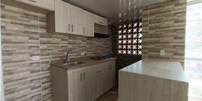 VENTA APARTAMENTO PRIMER PISO CIUDAD MELENDEZ, consta de sala comedor iluminada con grandes ventanales, cocina integral abierta enchapada completamente, zona de oficios, gas, tres alcobas con closets, la principal con baño, y baño auxiliar completo. La unidad cuenta con parqueadero comunitario, porteria 24 horas, Las zonas comunes cuentan con: • Piscina para adultos • Piscina para niños. • Salón social + Sub-estación: Transformador y Planta de Emergencia para zonas comunes. • Juegos infantiles. • 2 UAR. • 2 Porterías.  
