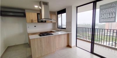 Apartamento para estrenar en venta y/o arriendo en San Antonio de Pereira, con un área de 67 m, sala, comedor, 2 alcobas, la principal con baño y vestier, baño social, cocina integral con red de gas, zona de ropas, 2 parqueadero y cuarto útil, balcón sin poniente, ascensor.

La urbanización con piscina de adultos y niños, salón social, baño romano, sauna, turco, gimnasio, zona stretching, coworking, salón de video juegos, guardería, sala de cine, cancha multifuncional, zona de lectura, zona para mascotas, portería 24 horas.

Administración: $ 202.000
