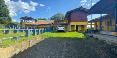 Esta espectacular Finca con 70400 Mts, cuenta con dos casas totalmente acondicionadas para el disfrute de tu familia, con amplias zonas verdes y gran proyección turística de agrícola, puedes emprender nuevos proyectos para crecer en pro de tus seres queridos.
Ven anímate y conoce esta linda Finca y gran oportunidad de inversión.