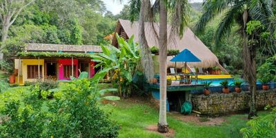 ¡Vive la experiencia de descanso y confort en esta espectacular casa ubicada en el exclusivo Condominio Potreritos de Nilo! Con 680 m² construidos, esta propiedad cuenta con 7 amplias habitaciones, 5 baños, 4 parqueaderos y una refrescante piscina privada. Su diseño abierto permite una excelente ventilación e iluminación natural, lo que la convierte en un espacio fresco, ideal para el clima cálido de la zona. Disfruta momentos inolvidables en un entorno rodeado de naturaleza, con todas las comodidades. Lote 10420m², una joya de recreación y descanso en uno de los sectores más buscados de Nilo. El condominio cuenta con lago para esquiar y canchas de tenis.