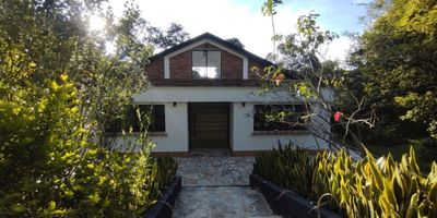 En venta dos lotes con área de 1.680 m2 y una casa campestre en ellos construida, en el exclusivo Condominio Residencial Campestre Bosques de Lago, en el Municipio de los Santos en Santander. Espacio diseñado para tu descanso y compartir en familia. La casa consta de: En primer nivel sala comedor, habitación principal con baño, dos habitaciones auxiliares, baño auxiliar, amplia cocina integral abierta, terraza..  Segundo nivel espacio abierto y terraza.  En la parte inferior, construcción sin terminar que se proyectaba como zona de ropas, habitación y baño de servicio. Cuenta con servicio de energía, agua y gas natural.  vigilancia 24 horas.
Llama ya para obtener más información!