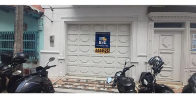 En la hermosa localidad de El Retiro, en el departamento de Antioquia, se encuentra esta increíble bodega disponible para alquiler. Con una amplia área construida de 200 metros cuadrados, este espacio es perfecto para satisfacer las necesidades de tu negocio.

La bodega cuenta con 1 baño totalmente equipado, para brindar comodidad y privacidad a tus empleados durante su jornada laboral. Además, cuenta con 1 garaje interno para garantizar la seguridad de tus vehículos y mercancías.

En su interior, encontrarás servicios indispensables como agua, baño auxiliar y depósito, que te permitirán llevar a cabo tus actividades de manera eficiente. También cuenta con conexión eléctrica, para que puedas utilizar todo tipo de maquinaria y equipos sin ningún problema, con puerta peatonal y puerta garaje doble electrica .

En cuanto a su ubicación externa, esta bodega se encuentra en una zona de fácil acceso, con vías pavimentadas y cercana a la zona urbana, lo que te permitirá llegar a ella de manera rápida y sin complicaciones. Además, está rodeada de colegios y universidades, ideales para la contratación de personal joven y talentoso.

Si eres amante de los espacios verdes y la naturaleza, tendrás la oportunidad de disfrutar de parques cercanos, donde podrás relajarte y desconectar del estrés del trabajo. También podrás encontrar múltiples opciones comerciales en la zona, lo que te garantizará un flujo constante de clientes potenciales.

Por último, si tienes una empresa de transporte o necesitas estar conectado con el transporte público, esta bodega es perfecta para ti, ya que se encuentra sobre una vía principal y cuenta con transporte público cercano.

No pierdas la oportunidad de alquilar esta bodega en una de las mejores ubicaciones de El Retiro, donde podrás disfrutar de todas estas comodidades y beneficios para hacer crecer tu negocio. ¡Contáctanos hoy mismo para más información y agendar una visita!
