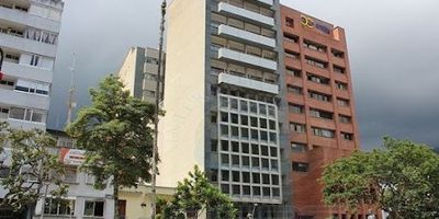 IBAGUE, Oficina en el Edificio Cámara Comercio, cerca a las principales entidades estatales, notarias, restaurantes, etc., área 48 M2, pisos en cerámica, cocineta, muebles superiores e inferiores, baño privado, parqueadero cubierto, ascensor, vigilancia 24 horas.