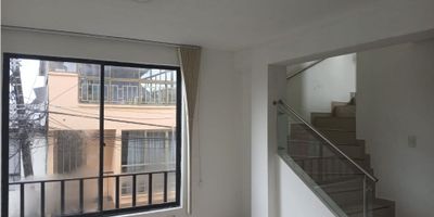 ¡Casa en Arriendo en La Castellana, Manizales! ??

Vive en una zona residencial tranquila y bien ubicada, ideal para disfrutar en familia. Esta amplia y luminosa casa de tres niveles te ofrece comodidad, funcionalidad y una vista espectacular de la ciudad.

Distribución ideal: En el primer nivel encontrarás garaje, sala, comedor, generosa cocina integral, baño social y excelente iluminación. El segundo nivel cuenta con 4 habitaciones (una con baño privado y acceso a terraza), hall de alcobas y hermosa vista. El tercer nivel te sorprenderá con una gran terraza 360º y lavadora incluida.

Detalles que suman: Armarios empotrados, calentador, doble ventana, zona de ropas, comedor auxiliar y espacios versátiles para tu estilo de vida. Se admiten mascotas.

Ubicación estratégica: Cerca de colegios, universidades, parques, centros comerciales y con excelente acceso a transporte público.

¡Una casa que lo tiene todo! Contáctanos para agendar tu visita.


