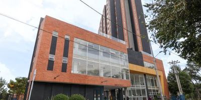 Hermoso Apartamento para estrenar Primer piso, muy iluminado 38 metros, cuenta con cocina integral, alcoba principal y segunda habitación con closet, sala comedor, calentador a gas, chapa de seguridad y rejas en ventanas, se entrega con cortinas nuevas, baño terminado completo con vidrios templados, pisos imitación madera. El conjunto cuenta con cinema, salón de juegos, parque infantil, Gym, salón social, coworking, Sport bar, terraza bbq, parqueadero para motos y vehículos, y plazoleta central, cerca de principales avenidas, Av. Boyacá, Esperanza Cl. 26, Ciudad de Cali, cerca de  a los tres elefantes, C.C. Multiplaza, Salitre Plaza, Hayuelos. Cualquier información adicional contáctenos al correo electrónico soranjy.garzon@inmobiliariabogota.com o al teléfono 3143632874. El equipo de Inmobiliaria Bogotá está comprometido a brindar una experiencia de vida excepcional para nuestros clientes desde el momento en que se unen a nuestra comunidad.