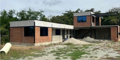 Se Vende Casa Lote en Ginebra - Valle del Cauca

Se venden dos casas de 192 m² cada una, ubicadas en un lote total de 1500 m² en la Parcelación La Rivera II. Cada casa de dos pisos cuenta con:


 4 cuartos:

 
  Principal con baño y vestier
  2 cuartos adicionales que comparten un baño
 
 
 Sala comedor
 Cocina
 Baño social


Segundo piso:


 Alcoba con baño
 Terraza con vista


Las casas se entregan con el sobrepiso, paredes estucadas y pintadas en blanco. Techo con frescasa y panel pintado en color blanco. Los baños están enchapados con PVC y mármol.

El lote ya cuenta con servicios públicos de energía y acueducto, aunque aún no están conectados.

Ubicación: Cerca de restaurantes campestres como Albania y Siga la Vaca, a solo 4 minutos de la vía principal.
