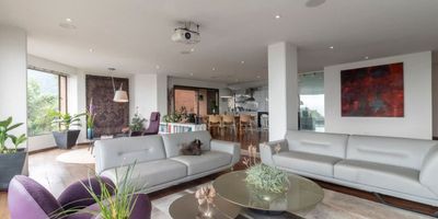 Ofrecemos para la venta un espectacular apartamento en Chico Alto. Con una ubicación privilegiada, el apartamento está en el quinto piso, permitiendo disfrutar de una vista impresionante a la ciudad y a las montañas. Cuenta con espacios amplios y bien distribuidos, con dos habitaciones, con un estudio ideal para trabajar desde casa, un family room perfecto para compartir en familia y un balcón para relajarse al final del día. La sala de TV y comedor aseguran momentos de entretenimiento y confort. Además, incluye cuarto y baño de servicio, además de un área de lavandería muy práctica.

 Incorpora seguridad 24 horas, planta eléctrica total, y un garaje cubierto con capacidad para tres carros independientes. Las mascotas son bienvenidas y la propiedad incluye otros beneficios como gimnasios, terrazas y un salón comunal. 

No pierdas esta oportunidad. ¡Pide tu visita ya!