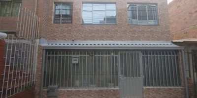 Amplia casa dividida en dos apartamentos,  ubicado en el noroccidente de Bogotá, barrio Garcés Navas,  el primer piso cuenta con sala comedor, cocina semi-integral, patio zona de ropas, cuarto de servicio, estudio,  baño social y una habitación amplia, el segundo piso hay un apartamento de cuatro habitaciones, cuenta con sala comedor, cocina semi-integral, zona de ropas ubicada en la terraza, baño social. Servicios compartidos. cómodas vías de acceso como la cl 80, cl 72, cerca del centro comercial portal 80 y driver plaza, sector de  alta valorización.