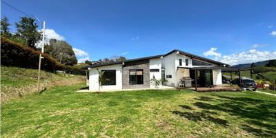 Finca en Venta en El Carmen de Viboral, con 1.700 m² de terreno y 240 m² construidos, perfecta para quienes buscan tranquilidad y conexión con la naturaleza. Cuenta con 3 alcobas, 4 baños, cocina integral, zona de ropas, clósets y armarios empotrados. Su amplia zona exterior ofrece vista panorámica, árboles frutales y espacio para disfrutar al aire libre. Incluye 8 garajes, circuito cerrado de TV y puerta de seguridad. Ubicada en una zona campestre, con fácil acceso al transporte público, esta finca combina comodidad, seguridad y entorno natural. Ideal para vivir, descansar o invertir. ¡Contáctanos y conócela!

Recuerda que te ayudamos con todo el proceso de tu crédito de vivienda!
