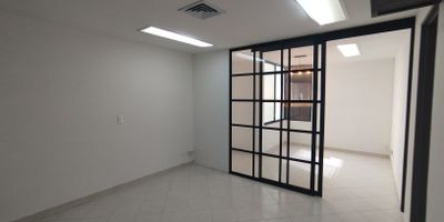 Esta oficina de 40m, ubicada en la codiciada Milla de Oro en El Poblado, Medellin, cuenta con 1 bano y una cocineta, ofreciendo un espacio funcional y comodo para su empresa. Su excelente ubicacion, cerca de la Avenida El Poblado y diversas rutas de transporte publico, facilita la conectividad con el resto de la ciudad, rodeada de servicios como restaurantes, tiendas y oficinas corporativas. Ideal para su negocio.