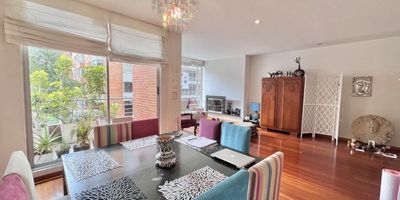 Arriendo apartamento en Chicó de 150m2 a una cuadra del Parque del Virrey, zona norte. Exterior. Piso dos alto. Ascensor directo. Excelente distribución y acabados. La zona social y el comedor son espacios muy amplios, con grandes ventanales y vista abierta. Excelente iluminación natural y salida al balcón. Cocina independiente con salida al patio, lavandería y CBS. Tres habitaciones con baño. Baño social. Dos parqueaderos independientes. Parq. visitantes. Excelente ubicación en la zona. Calle 90. Zona residencial, buena movilidad peatonal y vehicular.