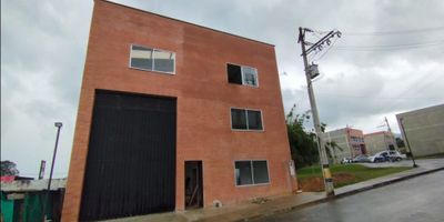 Esta bodega para alquiler se encuentra ubicada en una de las zonas más prósperas y en crecimiento de Colombia, en la ciudad de Rionegro, Antioquia. Con una estratégica ubicación en un área de 272 M2, esta bodega ofrece una amplia y óptima distribución del espacio para cualquier tipo de negocio o actividad comercial que desees emprender.

Sus 3 oficinas y 4 baños completos, además de ser una gran ventaja en términos de comodidad y funcionalidad, también brindan mayor privacidad para tus empleados y clientes. Además, cuenta con características internas como agua, baño auxiliar, puerta camion y electricidad trifasica, que garantizan una experiencia agradable y eficiente en el uso de la bodega.

En cuanto a sus características externas, esta bodega no se queda atrás. Con acceso pavimentado, parqueadero para visitantes y portería/recepción, brinda una sensación de seguridad y orden que resulta esencial para cualquier negocio. Además, su ubicación sobre vía principal y cercana a transporte público permite una fácil y cómoda movilidad para tus empleados y clientes.

Esta bodega se encuentra en una urbanización cerrada, lo que te asegura tranquilidad y privacidad en tu día a día. Además, cuenta con servicios de vigilancia para garantizar la protección de tu negocio y tu inversión. Su ubicación en una zona comercial e industrial, agrega un valor extra a esta bodega, ya que te permitirá estar en contacto con otros negocios y clientes potenciales.

No pierdas la oportunidad de experimentar una experiencia de negocios sin igual en esta bodega para alquiler en Rionegro, Antioquia. ¡Contáctanos hoy para reservar una visita y comenzar a hacer crecer tu negocio!
