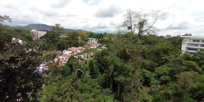 El valor del canon $2.800.000 incluye la administración

Mega apartamento en alquiler y venta en el sector de los Álamos Pereira. En sus 123 m2 distribuidos en dos niveles encontramos una sala de grandes proporciones, comedor, estudio, cocina integral con barra, zona de ropas y baño social; en el segundo nivel encontramos hall de alcobas, tres habitaciones, la principal con vestier, baño y espacio de almacenamiento, las otras dos con closet y baño compartido, dos parqueadero en sótano y cuarto útil.
