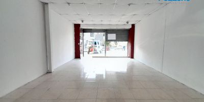 Descubre este encantador local en Arriendo ubicado en una zona privilegiada, con 36 metros cuadrados, ofrece un espacio versátil y acogedor para tu negocio. Cuenta con  baño y una distribución óptima que maximiza su potencial. Por tan solo $1,500,000, tendrás la oportunidad de establecer tu emprendimiento en un lugar estratégico y de gran afluencia. No pierdas la oportunidad de hacer realidad tus proyectos en este lugar único. ¡Contáctanos para más información!..