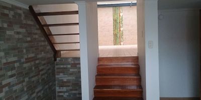 Casa esquinera en Palermo Manizales

Oportunidad para adquirir una casa de 100 m2 construidos sobre 120 m2 de terreno en estrato 6, esquinera con fachada recién pintada y acceso por calle amplia. Este hogar de dos niveles aprovecha la luz natural, ofrece acabados en cerámica y madera que realzan cada ambiente.

Descripción de la propiedad

En el primer nivel se encuentran el garaje cubierto, la sala amplia, el comedor independiente, la cocina integral espaciosa, la zona de ropas y un baño social. 

En el segundo nivel hay cuatro habitaciones con clósets y doble ventana, la principal con vestier y baño privado, además de un baño social adicional.

Descripción del entorno y acceso

Ubicada en Palermo esta casa goza de calles pavimentadas, vigilancia permanente y un entorno residencial tranquilo con alta valorización, cercana a centros comerciales, colegios y transporte público.

Contáctanos

Escríbenos por WhatsApp para agendar tu visita y recibir asesoría personalizada que facilite tu compra de esta casa en Palermo Manizales.


