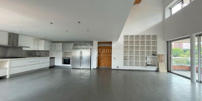 Apartamento en venta en Envigado, Benedictinos. Cerca al Mall distrito de Avigñon, colegio Benedictinos, mall La Frontera, fácil acceso. La urbanización cuenta con portería 24/7, piscina, gimnasio, juegos infantiles y amplias zonas verdes. Con 3 habitaciones, 3 baños, cocina integral, zona de ropas, sala-comedor amplia y  2 balcón con vista panorámica. Además, cuenta con parqueadero privado y cuarto útil. ¡Agenda tu visita hoy mismo y encuentra tu nuevo hogar! Descubre más propiedades en: www.rentamospropiedadraiz.com- Código: 776062