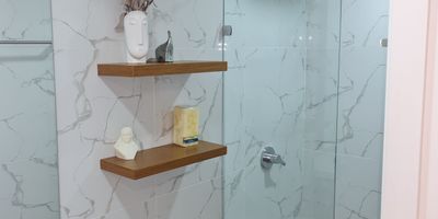 Apto con excelentes acabados, recién remodelado, con una área de 120M, lo cual permite tener buenos espacios y comodidades internas.
en edificación con ascensor y parqueadero privado.
excelente transporte y Ubicación, cerca al rompoy de la calle Colombia, a la cuarta brigada del ejército, gimnasios, hospitales, bancos, restaurantes y mucho mas.
