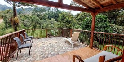 Hermosa finca en arriendo, cuenta con cocina integral, sala comedor, tres habitaciones y dos baños, cuenta con zona de ropas y una amplia terraza con una hermosa vista a zona verde, esta ubicada en una zona muy segura y tranquila, rodeada de mucha naturaleza, mucha iluminación natural, con puerta eléctrica, parqueadero y cuarto útil. Código Abad Faciolince FIN2061 Asesor Santiago Arroyave  3174292454