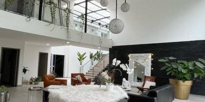 Casa AMOBLADA en arriendo en unidad cerrada en sector tranquilo, campestre, poco flujo vehicular, cerca a centros comerciales, supemercados, tiendas, y servicios complementarios. Cuenta con un Lote de gran extension Aprox. 3,000 M2, muy iluminada, 2 niveles, piso en cerámica y madera. chimenea, sala y comedor independientes, estudio, estar de tv, biblioteca, 6 alcobas con baño y vestier en cada una, baño social, jacuzzi, cocina integral abierta, alcoba y baño de servicio, cuartos útiles, baño turco privado, gimnasio con ducha, balcón, terraza, jardin y parqueaderos independientes cubiertos. Conjunto cerrado con excelentes zonas verdes, vigilancia y portería 24 horas, citofonia y circuito cerrado de tv. Inmueble sujeto a verificación de disponibilidad.
