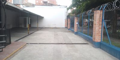 Lote independiente en venta  ubicado sobre vía principal, perímetro urbano, cerca a rutas de transporte público, supermercados, restaurantes y servicios complementarios del sector. Cuenta con un área total de 1,850M2, servicios públicos como energía y agua, para uso mixto.Inmuebles sujetos a verificación de disponibilidad  