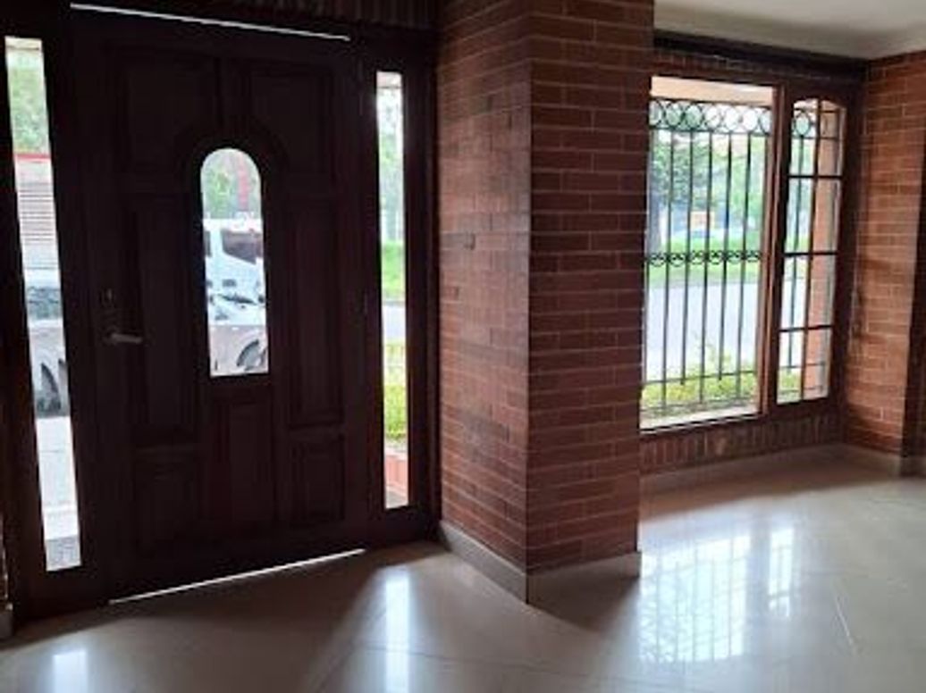 Apartamento de 3 alcobas en venta en Bella Suiza, Bogotá, 169 m² · foto 2 de 20