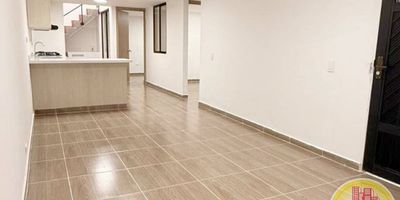 Código: 5433. 1° Piso en edificación de 2 pisos. Acceso al inmueble: Directo a la vía. Alcobas con puertas, baños cabinados en vidrio, calentador a gas, cubierta y extractor.