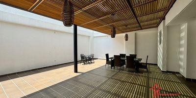 Apartamento en venta en Laureles de 190 m2 aproximadamente, cuenta con sala comedor, 3 alcobas, 3 Vestier, 3 baños, 1 alcoba y baño de servicio, cocina integral, balcón, zona de ropas, calentador, terraza, biblioteca, parqueadero doble lineal.
En edificio con ascensor, puerta con tarjeta de ingresos.

Cercanías: Iglesia santa teresita, Avenida jardín, La vaquita de la 33