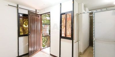 Agradable apartamento en el sector sevilla, cuenta con un área de 50 mts aprox, cerca al jardín botánico y parque explora.