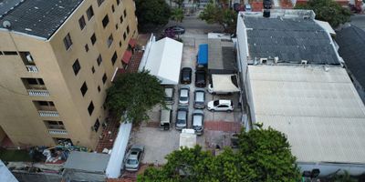 Gran oportunidad de inversión en Barranquilla! Se vende amplio lote de 560 m², 16 de frente x 35 de fondo, con 2 oficinas, 2 baños, capacidad para 25 vehículos, ubicado en el sector El Porvenir, una zona estratégica con alto flujo vehicular, rodeada de almacenes de repuestos, restaurantes y excelente proyección comercial. Ideal para desarrollar negocio que requiera espacio abierto y buena visibilidad. Su ubicación privilegiada, con fácil acceso a vías principales, lo convierte en una excelente opción para emprendedores e inversionistas que buscan crecer en una de las áreas con mayor movimiento de la ciudad. ¡Aprovecha esta oportunidad y lleva tu proyecto al siguiente nivel!