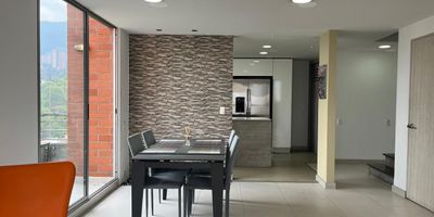 Apartamento en arriendo y venta en unidad cerrada cerca a centro comerciales. Rutas de transporte publico, restaurantes, supermercados y gran variedad de servicios complementarios. Piso en porcelanato, 2 niveles, sala comedor, estar de tv, 3 alcobas con baño en la principal, cocina integral cerrada, balcón y parqueaderos lineales cubiertos . Conjunto cerrado con ascensor, piscina, salón social, parques infantiles, zonas verdes, vigilancia, citofonía, portería 24 horas y circuito cerrado de tv.  Inmuebles sujetos a verificación de disponibilidad.
