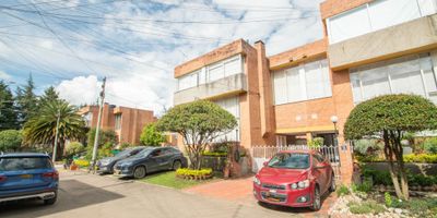 Casa en conjunto cerrado, ubicada en zona residencial a dos calles del transporte masivo. Tiene 3 niveles con espacios independientes, sala con doble altura y chimenea, garaje para dos vehículos y estudio. El conjunto ofrece capilla, cancha de tenis, parque infantil y cercanía a centros comerciales. Excelente iluminación natural en toda la casa,perfecto para familias.