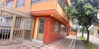 En el corazón de la ciudad, se encuentra esta majestuosa y comercial  casa de 3  primer piso cuenta con 1 Aparta-estudio (101) con sala comedor  1 habitación con closet 1 baño sala-comedor cocina semi integral y patio de ropas, (102)  Sala comedor , 2 habitaciones con closet y 1 baño, cocina semi-integral y patio de ropas , en el segundo piso cuenta con Apto (201) Sala comedor, cocina integral , zona de lavandería 3 habitaciones con closet y 2 baños, Apto (202) Sala comedor, cocina integral , 3 habitaciones la principal con closet 2 baños, y en el tercer piso, apto (301) Sala comedor cocina integral, zona de lavandería 4 habitaciones la principal con baño privado y jacuzzi, otro baño y balcón, con una extensión de 513.6 metros cuadrados. Sus amplios espacios y elegantes acabados la convierten en un verdadero oasis de lujo y confort. Cuenta con cámaras de seguridad, ,  Con 2 parqueaderos para tu comodidad, cada rincón de esta propiedad ha sido diseñado con exquisito detalle.  Sumérgete en la exclusividad y sofisticación que esta casa tiene para ofrecerte. ¡Bienvenido a tu nuevo hogar!