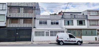 Codigo: 8540RA440 Se vende hermosa casa con excelente iluminación, ubicada en una zona estrategica cerca a vias principales con todo a la mano. Casa consta de cuatro habitaciones, con dos baños completos, tres garajes, patio con zona de ropas interno que divide a la parte posterior de la casa donde se ubican dos apartaestudios independientes cada uno con baño privado y cocina. Los apartaestudios estan rentando actualmente. Excelente oportunidad.
