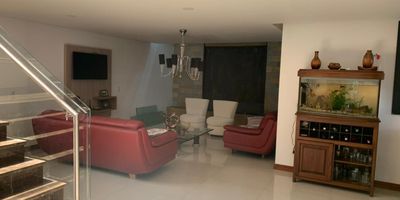 La ubicación es simplemente inmejorable, con todo lo que necesitas al alcance de tu mano. Supermercados, universidades y colegios están a pocos minutos de distancia, lo que te brinda la comodidad que mereces sin sacrificar la serenidad que ofrece este entorno campestre. Las alcobas no son solo habitaciones, son oasis de amplitud y confort. Cada una cuenta con su propio baño y vestier, brindando privacidad y estilo. Además, podrás relajarte y rejuvenecer en el jacuzzi de la alcoba principal, un lujo que transforma el baño en un santuario personal.Pero eso no es todo, esta casa está diseñada para ofrecer una vida llena de opciones. Disfruta de momentos de entretenimiento en la sala de televisión, mantente en forma en tu propio gimnasio, relájate en el turco después de un largo día, y sorprende a tus seres queridos con deliciosas parrilladas en la terraza con barbacoa.